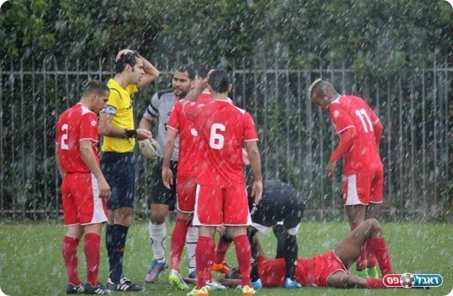 אבבה בעת הפגיעה בראש שוכב על הדשא (צילום:טל רובינסקי)